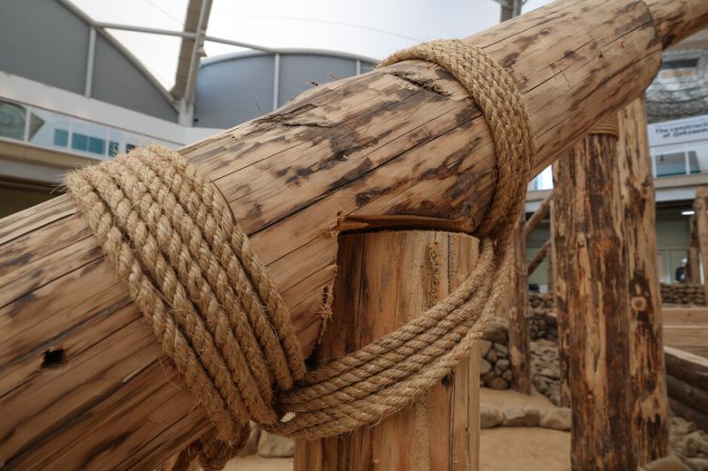 2025 경주 아시아태평양경제협력체(APEC) 관련 프로그램으로 ‘경주 쪽샘 44호분 축조실험 설명회’가 열린 30일 경북 경주시 쪽샘유적발굴관에 기둥 위에 ㄱ자로 깎은 버팀나무가 얹어 엮여있다. 최현수 기자 emd@hani.co.kr