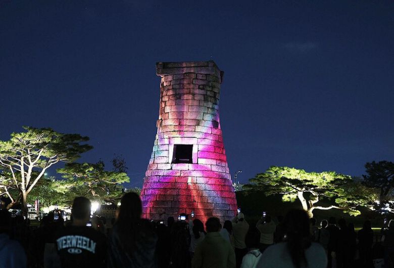 아시아태평양경제협력체(APEC) 정상회의 개최를 기념해 지난 20일 미디어아트 퍼포먼스가 펼쳐진 첨성대. 평소에도 ‘야경 맛집’으로 불린다. 연합뉴스