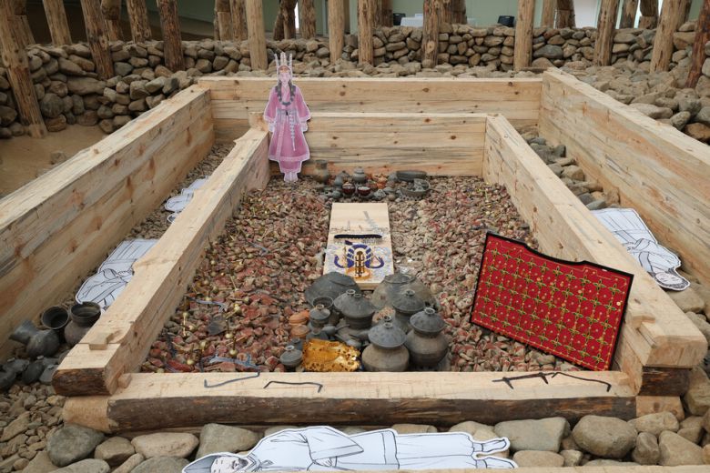 30일 경북 경주시 쪽샘유적발굴관에서 2025 경주 아시아태평양경제협력체(APEC) 관련 프로그램으로 ‘경주 쪽샘 44호분 축조실험 설명회’가 열린 가운데 덧널 안쪽에 출토된 장신구 재현품 등이 전시돼 있다. 최현수 기자 emd@hani.co.kr