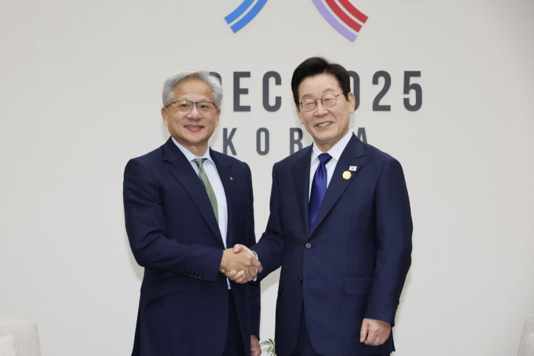 이재명 대통령과 젠슨 황 엔비디아 대표가 31일 경북 경주 화백컨벤션센터에서 만나 악수하고 있다. 대통령실사진기자단