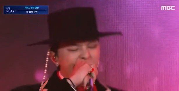 가수 지드래곤이 31일 경북 경주시 라한셀렉트호텔에서 열린 2025 아시아태평양경제협력체(APEC) 정상회의 환영 만찬에서 갓을 쓰고 공연을 펼치고 있다. 유튜브 갈무리