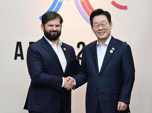 이재명 대통령이 31일 경주 아시아태평양경제협력체(APEC) 정상회의장에서 열린 한·칠레 양자회담에 앞서 가브리엘 보리치 칠레 대통령과 악수를 하고 있다. 대통령실사진기자단