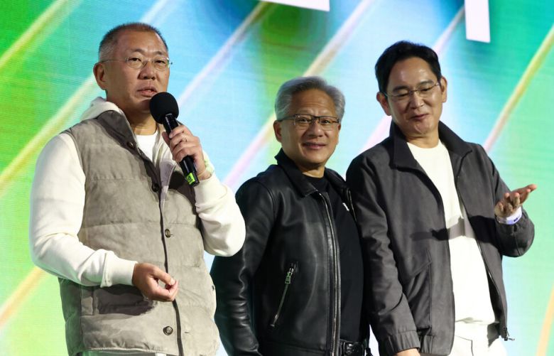 젠슨 황(가운데) 엔비디아 최고경영자와 이재용(오른쪽) 삼성전자 회장, 정의선(왼쪽) 현대차그룹 회장이 30일 서울 코엑스에서 열린 엔비디아의 그래픽카드(GPU) ‘지포스’ 출시 25주년 행사에 참석해 있다. 공동취재사진