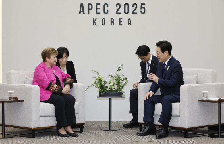 이재명 대통령이 31일 경북 경주화백컨벤션센터에서 크리스탈리나 게오르기에바 국제통화기금 총재를 접견하고 있다. 대통령실사진기자단