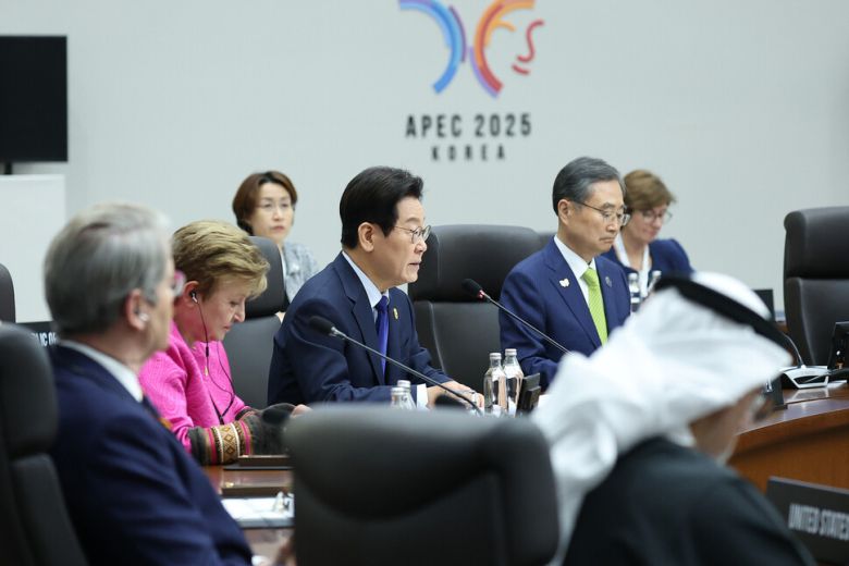 이재명 대통령이 31일 경북 경주 화백컨벤션센터에서 열린 2025 아펙 정상회의 제1세션을 주재하고 있다. 연합뉴스