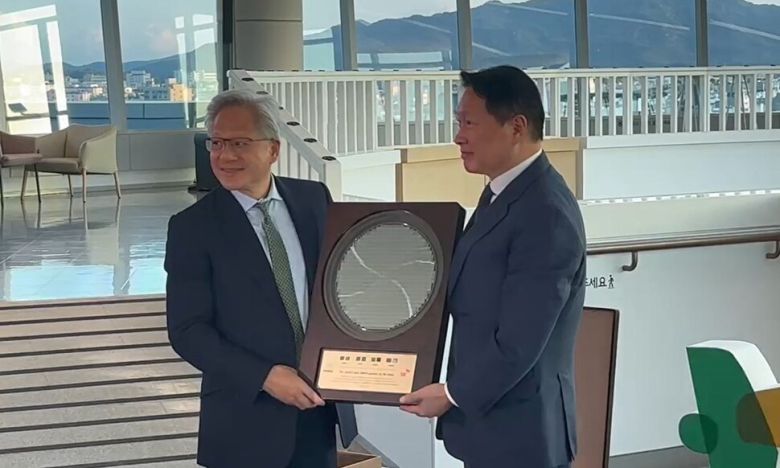 31일 경주 예술의전당 5층 라운지에서 선물교환식을 진행중인 젠슨 황 엔비디아 최고경영자와 최태원 에스케이그룹 회장. 채반석 기자