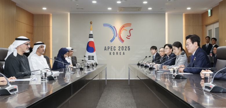 이재명 대통령이 31일 경북 경주 아펙 정상회의장에서 칼리드 빈 모하메드 알 냐흐얀 아랍에미리트 왕세자와 가진 면담에서 머리발언을 하고 있다. 대통령실사진기자단