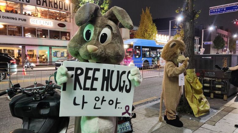 이태원 주민 ㄱ(30)씨는 31일 밤 이태원로에서 이태원 참사를 애도하고, 다시 이태원을 찾아달라는 마음을 담아 프리허그를 진행했다. 장종우 기자