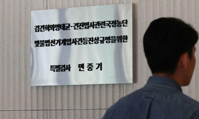 김건희 여사 관련 의혹들을 수사하는 민중기 특별검사팀 사무실 현판이 16일 오전 서울 종로구 케이티(KT)광화문웨스트 2층에 걸려있다. 김혜윤 기자 unique@hani.co.kr