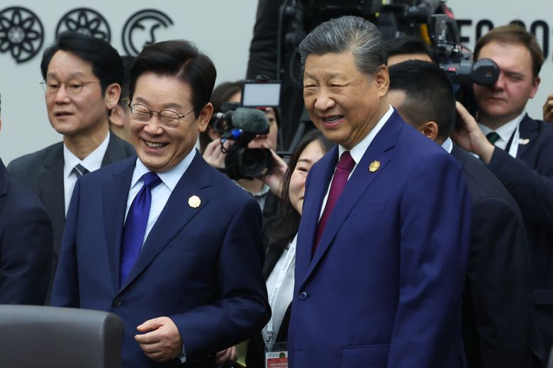 이재명 대통령이 31일 경북 경주 화백컨벤션센터에서 열린 2025 아펙 정상회의 제1세션에 입장하며 시진핑 중국 국가주석과 대화하고 있다. 연합뉴스