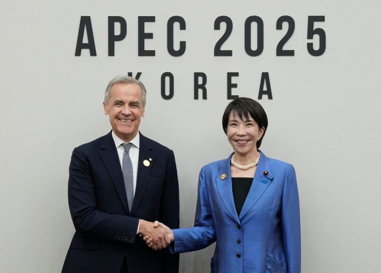 다카이치 사나에 일본 총리가 1일 마크 카니 캐나다 총리와 만나 악수를 하고 있다. AP 연합뉴스