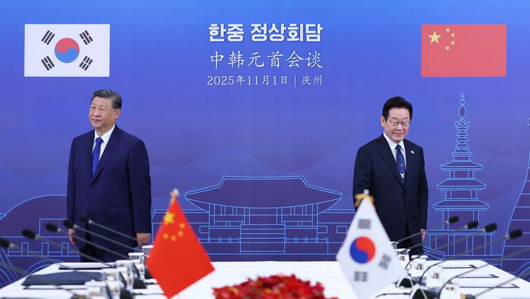 이재명 대통령과 시진핑 중국 국가주석이 1일 경북 국립경주박물관에서 열린 한중 정상회담에서 기념 촬영 후 각자 자리로 향하고 있다. 연합뉴스