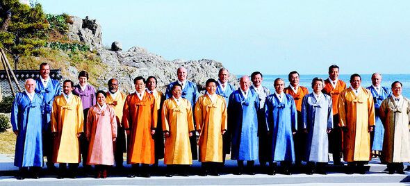 2005 부산 APEC 정상회의를 마친 21개국 정상들이 그해 11월19일 오후 부산 누리마루 아펙하우스 서원에서 두루마기 차림으로 기념촬영을 하고 있다. 부산/청와대사진기자단