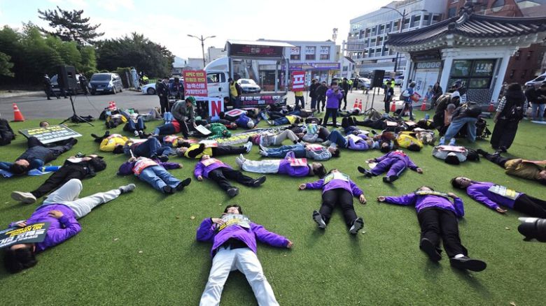 ‘2025 아펙 반대 국제민중행동 조직위원회’는 1일 오후 옛 경주역 앞에서 ‘다이인(die-in)’ 퍼포먼스를 벌이며 “트럼프의 경제 전쟁과 아펙 정상회의로 전 세계 민중의 삶이 위협받고 있다”고 비판했다.김규현 기자