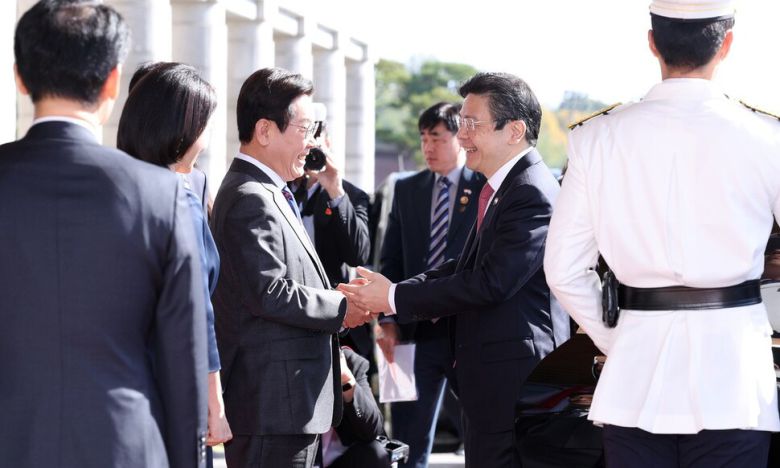 이재명 대통령이 2일 한-싱가포르 정상회담이 열리는 용산 대통령실에서 로런스 웡 싱가포르 총리를 영접하고 있다. 연합뉴스