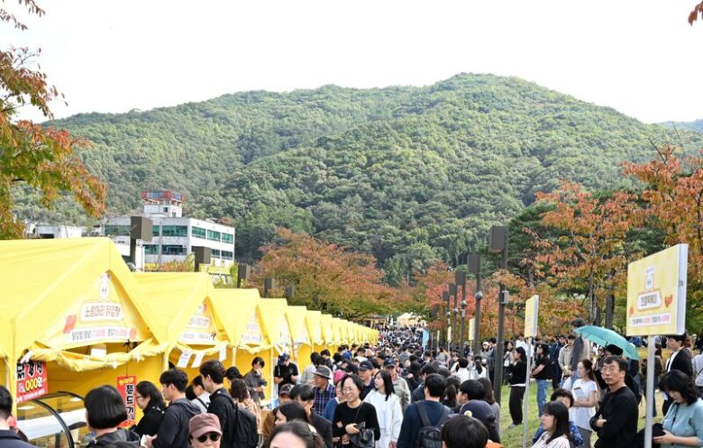 지난 10월25일 경북 김천시에서 열린 김밥축제 첫날 8만명의 인파가 몰렸다. 김천시 제공