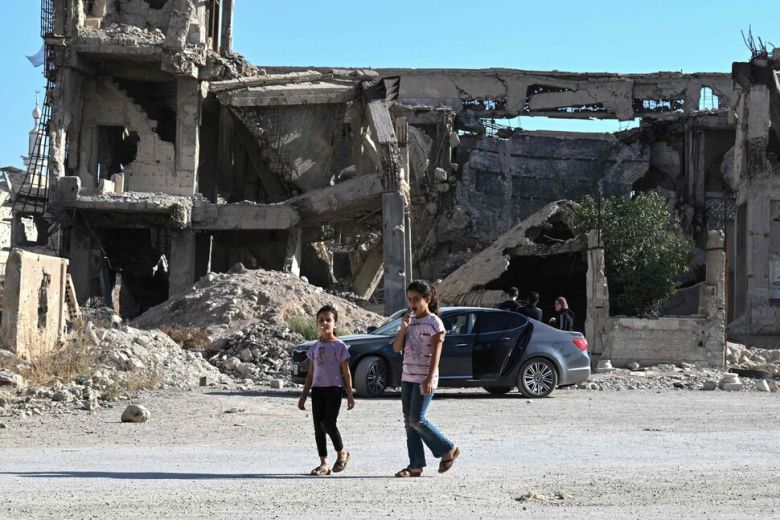 시리아 어린이들이 지난달 30일 시리아 다라야의 파괴된 건물 옆으로 지나가고 있다. AFP 연합뉴스