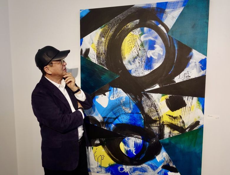 지난 27일 가수 김완선과의 2인전 ‘비욘드 프레임’이 열리고 있는 서울 종로구 갤러리 마리에서 만난 김창훈. 이정국 기자