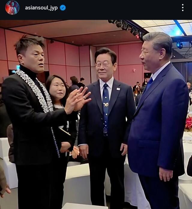 지난 1일 경주 소노캄호텔에서 열린 APEC 정상회의 국빈 만찬에서 박진영 대중문화교류위원장과 이재명 대통령, 시진핑 중국 국가주석이 대화하고 있다. 박진영 위원장 인스타그램