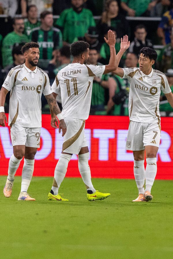 손흥민이 3일(한국시각) 열린 메이저리그사커(MLS) 플레이오프 서부 콘퍼런스 오스틴FC와 경기에서 득점한 뒤 좋아하고 있다. 오스틴/AP 연합뉴스