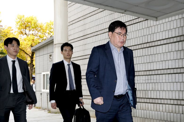 대장동 개발 비리 의혹으로 재판에 넘겨진 유동규 전 성남도시개발공사 기획본부장이 10월31일 서울 서초구 중앙지법에서 열린 1심 선고공판에 출석하고 있다. 연합뉴스