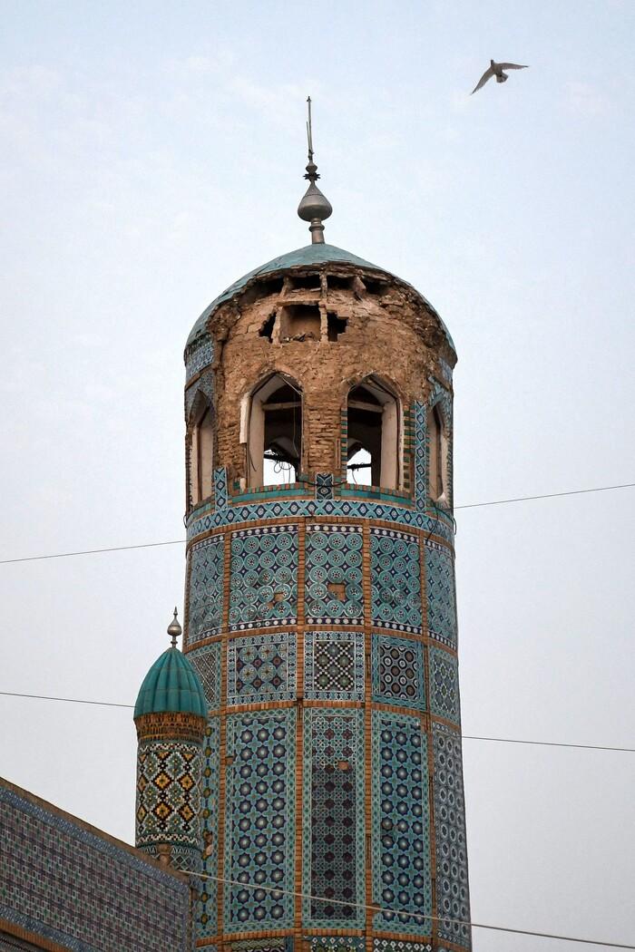 3일(현지시각) 규모 6.3 지진으로 이슬람의 성지이자 아프가니스탄의 대표적 관광지 중 하나인 마자르-이-샤리프의 ‘블루 모스크’도 피해를 입었다. 화려한 파란색 타일로 유명한 15세기 건축물의 첨탑 일부가 부서지면서 파편이 모스크 곳곳에 흩어졌다고 아에프페는 전했다. AFP 연합뉴스