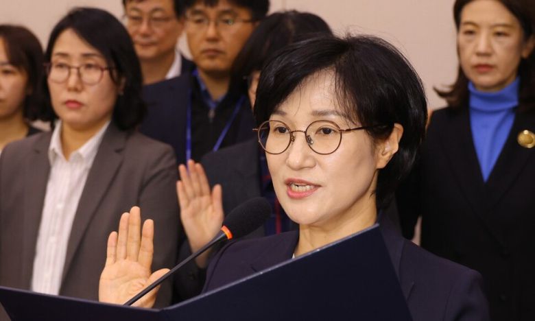 원민경 성평등가족부 장관이 4일 국회에서 열린 성평등가족위원회 국정감사에 출석해 선서를 하고 있다. 윤운식 선임기자 yws@hani.co.kr