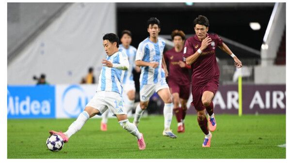 울산 HD의 이진현이 5일 일본 고베에서 열린 아시아축구연맹 챔피언스리그 엘리트 비셀 고베와 경기에서 공을 잡고 있다. AFC 누리집 갈무리