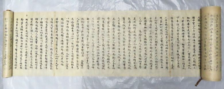 지난 7월1일 쇼렌인 쪽이 공개한 ‘관세음응험기’의 중간 부분을 펼친 모습. 학계 관계자 제공