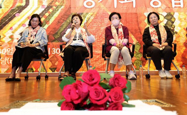 `5.18 성폭력 피해자 증언대회 용기와 응답\'이 열린 지난해 9월30일 서울 여의도 국회 도서관 강당에서 증언자로 나선 김선옥씨 등 피해자들이 증언하고 있다. 윤운식 선임기자 yws@hani.co.kr