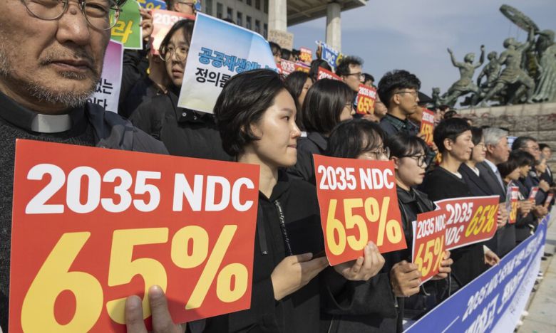 정부가 2035년 국가 온실가스 감축목표(NDC)를 발표한 지난 6일 국회에서 기후위기비상행동이 개최한 시민집중 행동에서 참석자들이 퍼포먼스를 하고 있다. 연합뉴스