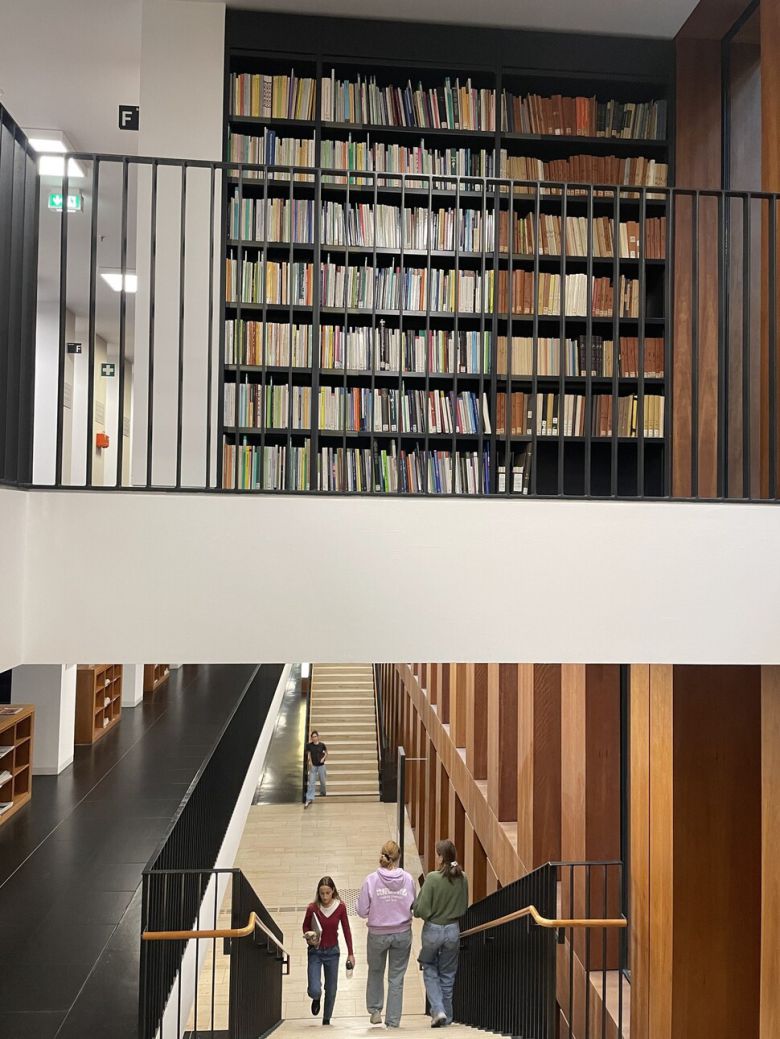 베를린 훔볼트 대학 도서관 내부. 시민들이 자유롭게 이용할 수 있다.