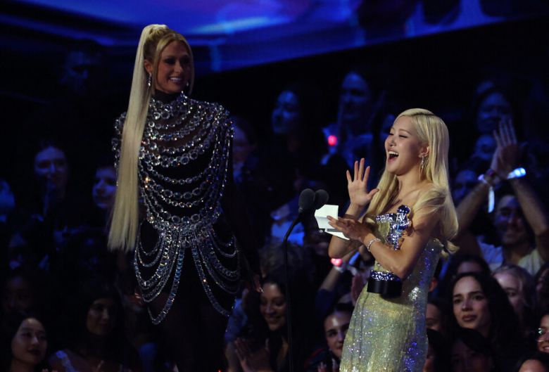 지난 9월7일(현지시각) 미국 뉴욕 유비에스(UBS) 아레나에서 열린 ‘2025 엠티브이(MTV) 비디오 뮤직 어워즈’에서 ‘아파트’로 ‘올해의 노래’ 상을 받은 로제가 활짝 웃고 있다. 뉴욕/로이터 연합뉴스