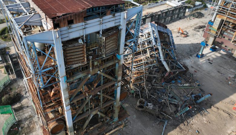 지난 7일 오후 드론으로 본 한국동서발전 울산화력발전소 보일러 타워 붕괴 현장. 류우종 선임기자 wjryu@hani.co.kr