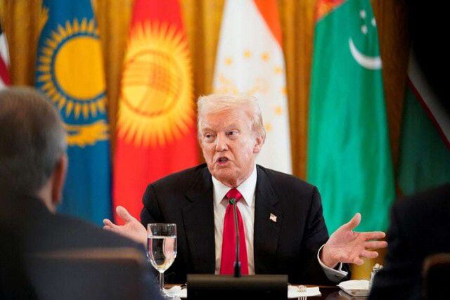6일(현지시각) 미국 워싱턴디시(D.C.) 백악관에서 열린 카자흐스탄, 키르기스스탄, 타지키스탄, 투르크메니스탄, 우즈베키스탄 등 중앙아시아 5개국 정상들과 회담에서 발언하고 있다. 로이터 연합뉴스