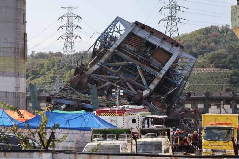 지난 7일 오후 울산 남구 한국동서발전 울산화력발전소 보일러 타워 붕괴현장에서 소방대원 등이 매몰자 수색 및 구조작업을 벌이고 있다. 류우종 선임기자 wjryu@hani.co.kr