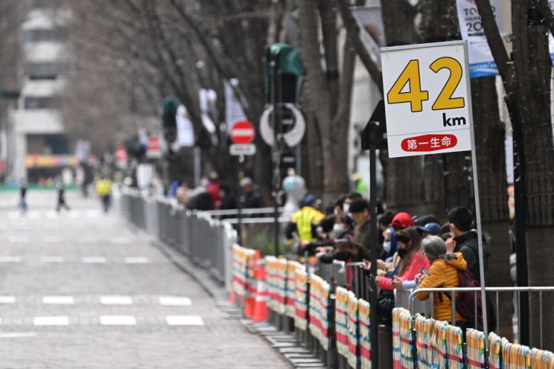 2023년 도쿄 마라톤에서 시민들이 질서정연하게 참가자들을 기다리고 있다. 필자 제공