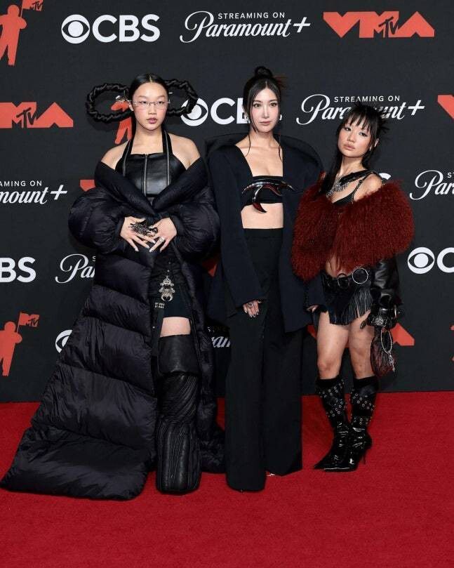 ‘케이팝 데몬 헌터스’의 노래 및 목소리를 연기한 오드리 누나(왼쪽부터), 이재, 레이 아미가 지난 9월7일(현지시각) 미국 뉴욕 유비에스(UBS) 아레나에서 열린 ‘2025 엠티브이(MTV) 비디오 뮤직 어워즈’ 레드 카펫에서 걸그룹 헌트릭스 멤버들처럼 포즈를 취하고 있다. 뉴욕/AFP 연합뉴스