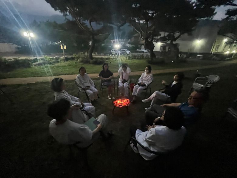 김 원장과 박 이사장은 입원 환자들을 위해 다양한 프로그램을 진행한다. 지난 6월 말 김 원장과 입원 환자들이 파인힐병원 소나무숲에서 ‘힐링 불멍’을 하고 있다. 파인힐병원 제공