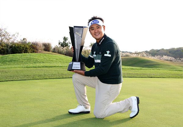 박상현이 9일 남자골프 시즌 최종전인 투어 챔피언십에서 우승한 뒤 기뻐하고 있다. KPGA 제공