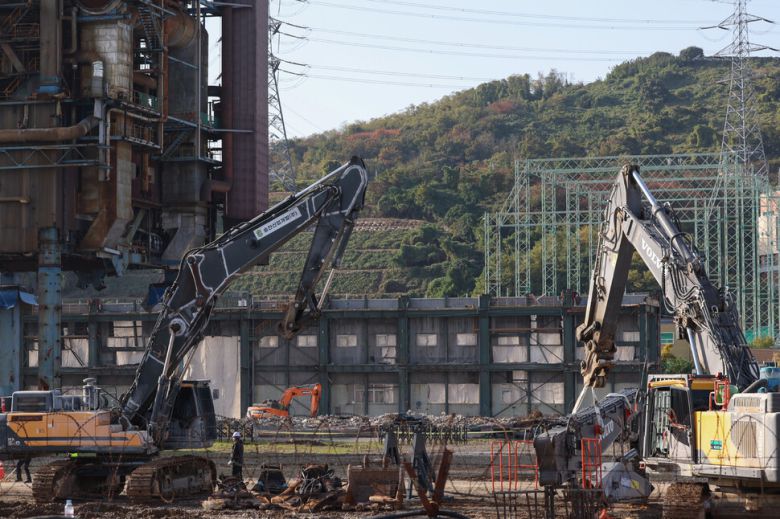 9일 오후 울산 남구 한국동서발전 울산화력발전소 보일러 타워 붕괴현장에서 중장비들이 4·6호기 발파를 위한 사전 취약화 작업에 들어가기 전 작업 준비를 하고 있다. 최현수 기자 emd@hani.co.kr