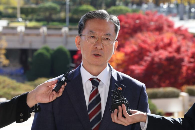 정성호 법무부 장관이 10일 오전 경기 과천 정부과청청사 법무부에 출근하며 ‘대장동 사건’ 항소 포기에 관해 취재진과 문답하고 있다. 김영원 기자 forever@hani.co.kr