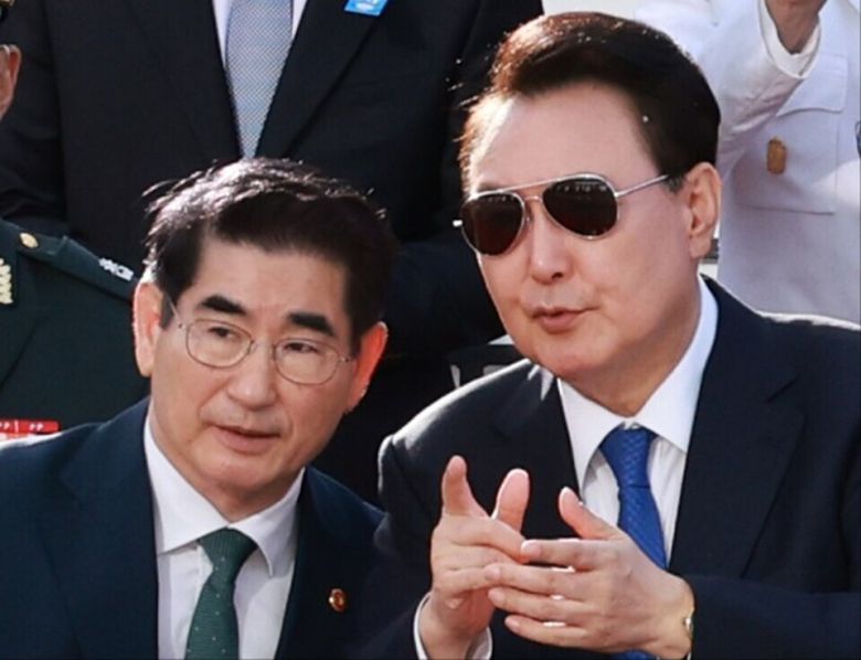 윤석열 전 대통령과 김용현 전 국방부 장관(왼쪽)이 지난해 10월1일 서울 광화문광장에서 열린 건군 76주년 국군의날 시가행진 행사에서 대화하고 있다. 김태형 기자 xogud555@hani.co.kr