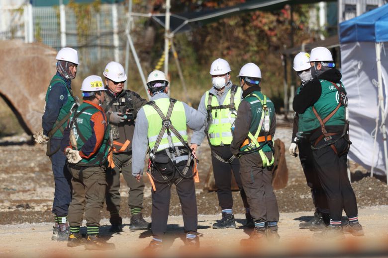 10일 오전 울산 남구 한국동서발전 울산화력발전소 보일러 타워 붕괴현장에서 관계자들이 얘기를 나누고 있다. 최현수 기자 emd@hani.co.kr