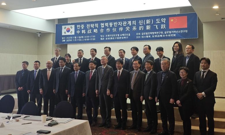 다이빙 중국대사 등이 11일 서울 중구 프레지던트 호텔에서 열린 ‘글로벌전략협력연구원 한중 싱크탱크 대화’에 참석해 단체사진을 찍고 있다. 서영지 기자