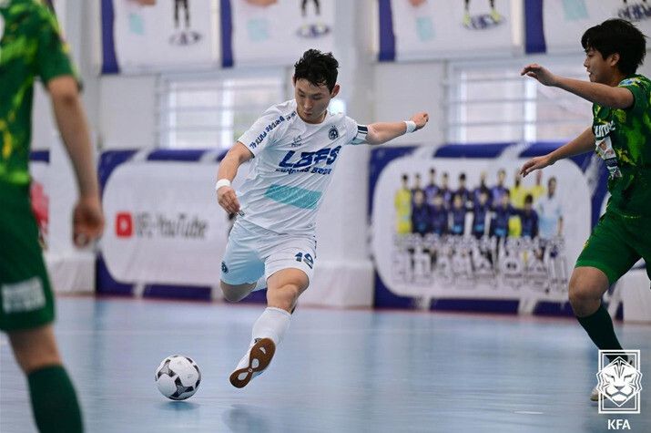 지난 시즌 우승팀 경기LBFS 선수가 슈팅을 하고 있다. 한국풋살연맹 제공
