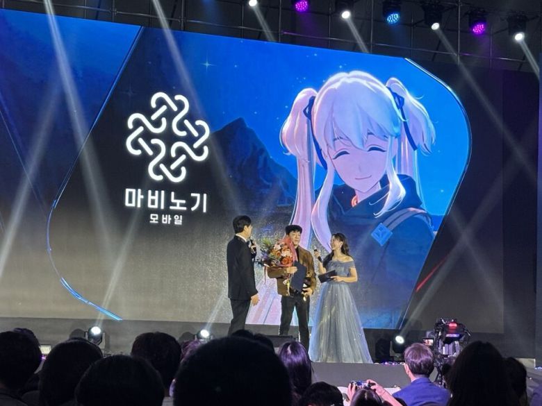 김동건 데브캣 대표가 12일 부산 벡스코 제2전시장에서 열린 대한민국 게임대상에서 수상소감을 말하고 있다. 채반석 기자