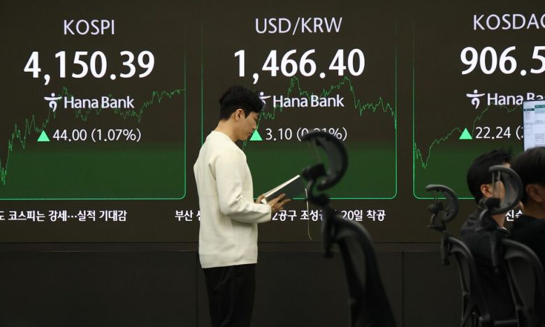 코스피가 전장보다 44.00포인트(1.07%) 오른 4,150.39에 장을 마감한 12일 서울 하나은행 본점 딜링룸에서 딜러들이 업무를 보고 있다. 연합뉴스