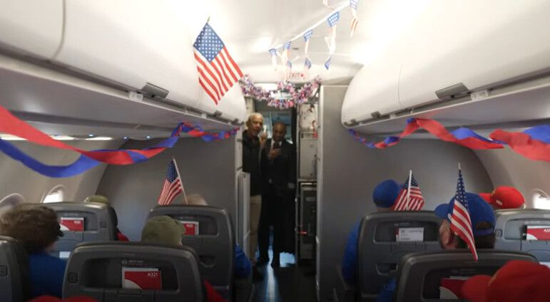 버락 오바마 전 미국 대통령이 참전용사가 탄 비행기에서 직접 환영 인사를 하기 위해 기내 마이크를 들고 있다. 소셜미디어 미디엄 갈무리