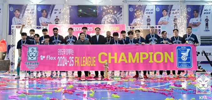 지난 시즌 풋살리그 우승팀인 경기LBFS 선수들이 기념촬영을 하고 있다. 한국풋살연맹 제공